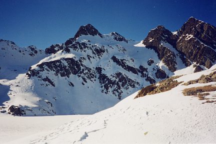 Lac Bersau (2082 m) sous le pic Hourquette, circuit des lacs d'Ayous