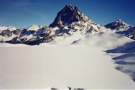Lac Gentau glacé (1947 m) et sa vue sur le pic du Midi d'Ossau