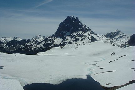 Lac Gentau (1947 m) et le pic du Midi d'Ossau