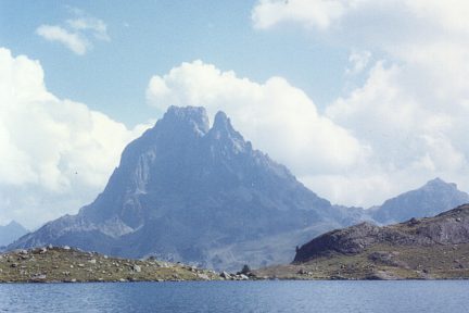 Baignade dans le lac Gentau (1947 m) face au pic du Midi d'Ossau