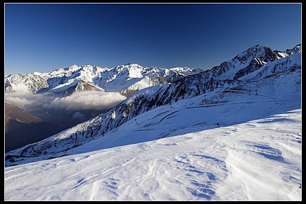 Vallée de Luz Saint Sauveur et sommets enneigés depuis le col de Riou
