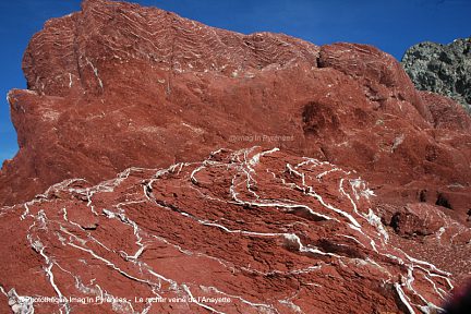 Rochers rouges veinés de blanc du pic d'Anayette