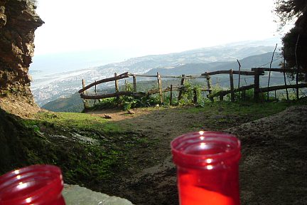 Grotte sommitale de Irumugarrieta (806 m), Aiako Harriak, vue sur l'océan