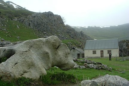 Cabane Escalac (1331 m) en montant vers le col de Jaüt