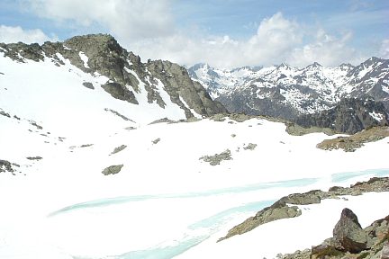 Lac Meya (2465 m) et crête des Counillères, en montant au pic Mayouret