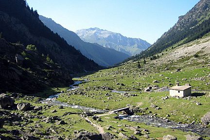 Cabane de Doumblas sur le sentier du refuge du Larribet
