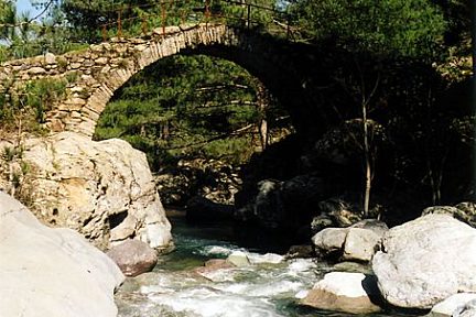 Pont Génois sur la rivière de Tartagine en Corse