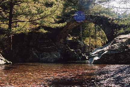 Plage sous un pont Génois
