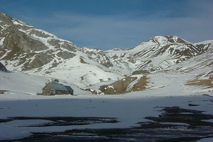 Cabane de Houns de Gabès et sommet Sud du col des Arazures