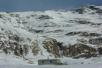 Cabane de Sénescau sous la crête de Moustardé, montée aux Arazures