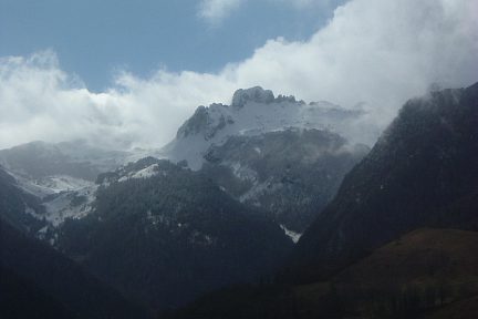 Le Lauriolle émergeant des nuages depuis la crête de Lazerque