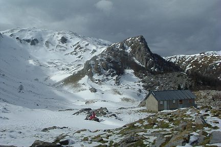 Cabane de Crambots au pied de la crête de Sède de Pan