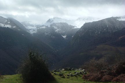 Cromlech de Lous Couraus face au Lauriolle