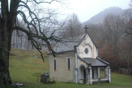 Chapelle de Houndas, entrée du plateau du Bénou