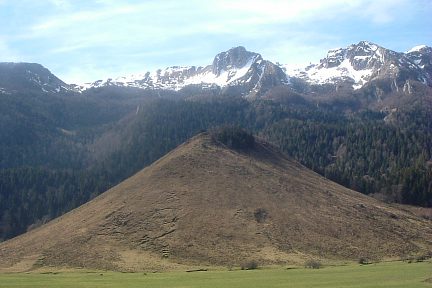 Plateau de la Técouère dominé par le Rocher d'Aran