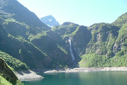 Le lac d'Oô et sa belle cascade