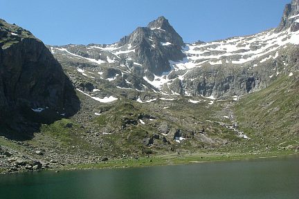 Lac Saussat dominé par la Tusse de Montarqué (1921 m)