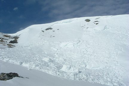 Balcon de neige parti en avalanche, descente du Cuyalaret