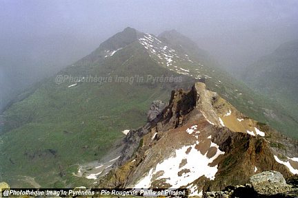 Le Pic Rouge de Pailla devant le Piménée, montée aux Astazous