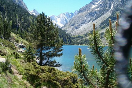 On longe le lac de Gaube par la gauche