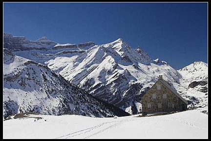 Refuge des Espuguettes et cirque de Gavarnie sous la neige