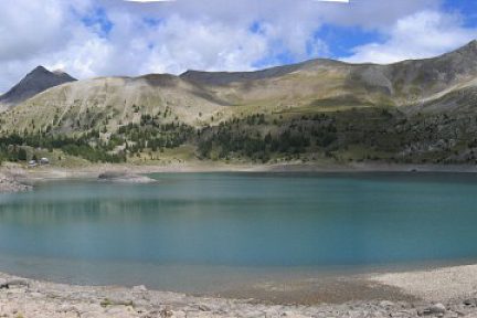 Lac d'Allos avec le refuge et le Mont Pelat
