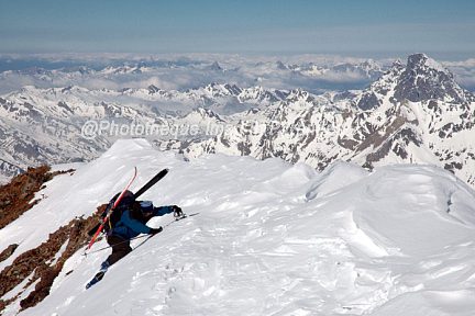 Arrivée acrobatique au sommet du Garmo Negro devant l'Ossau