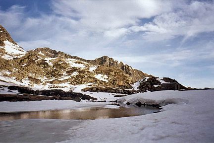 Lac de Lagües, en montant aux lacs d'Ardiden