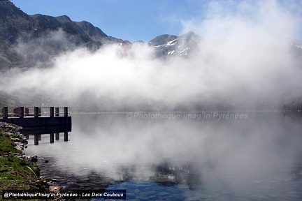Brouillard se dissipant sur le lac Dets Coubous