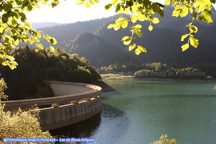 Lac de Bious-Artigues dans la lumière matinale du printemps