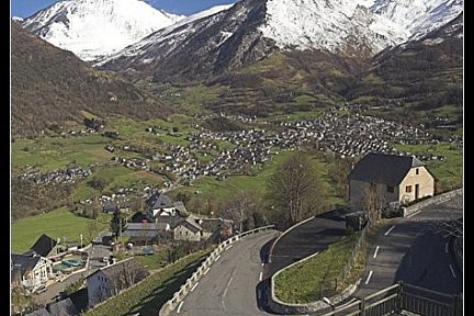 Luz Saint Sauveur, vu de la route de Luz Ardiden