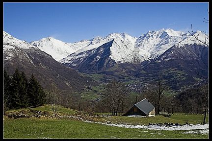 Village de Luz Saint Sauveur et le pic de Bergons