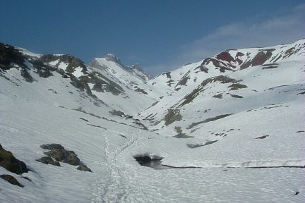 Vallon enneigé menant au lac d'Estaens, sierra de Secus