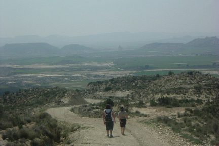 Promeneurs dans le désert des Bardenas Reales
