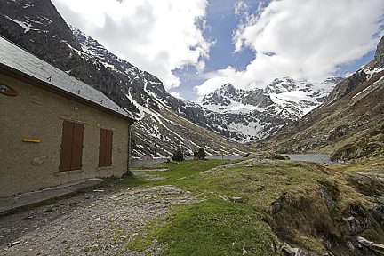 Refuge et lac d'Estom