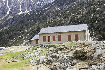 Refuge d'Estom, au bord du lac, à 1h45 du parking de la Fruitière