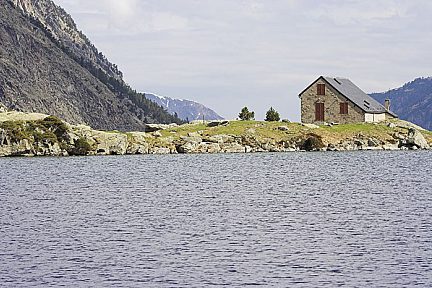 Refuge et lac d'Estom vus au téléobjectif depuis l'autre rive