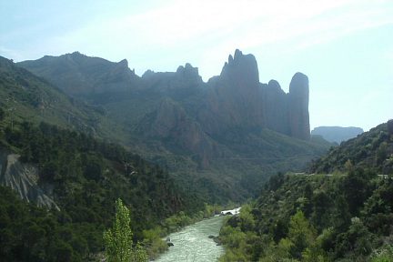 Le rio Gallego dominé par les Mallos de Riglos