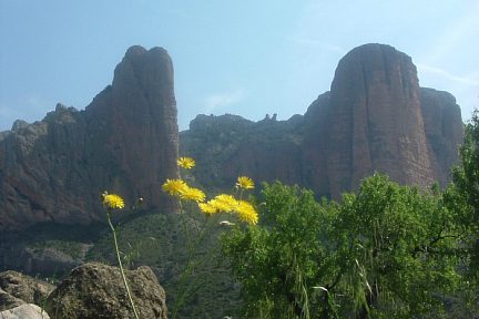 Cirque de Riglos : Mallo Firé et Mallo Pison encadrant le vallon