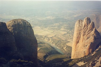 Depuis le Cerro San Roman, vue sur le cirque de Riglos et le rio Gallego