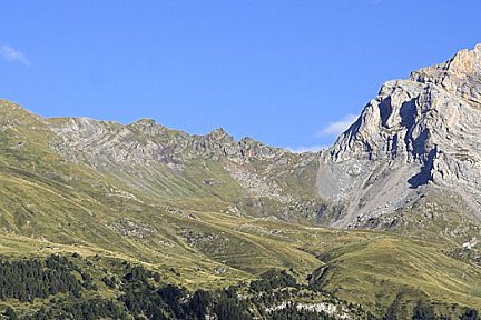 Hourquette d'Alans et pic Rouge de Pailla, vue sur le col
