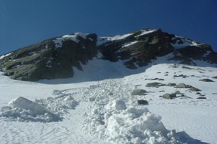Pic de Bataillence : petites avalanches sous la crête