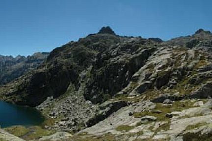 Panoramique d'un des lacs de l'Embarrat en août 2006