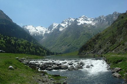Le lac d'Estaing (1161 m) et son déversoir