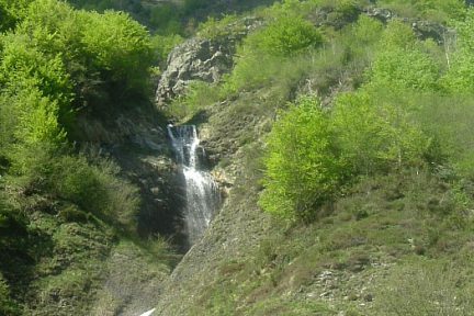 Belle cascade en amont du lac d'Estaing
