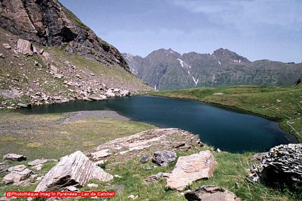 Lac de Catchet, vallon de Saux, avec les pics Long et Campbieil