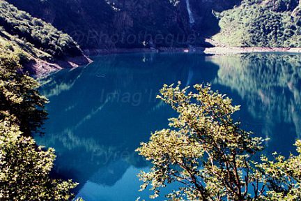 Le lac d'Oô et sa cascade, point de départ de nombreuses randonnées