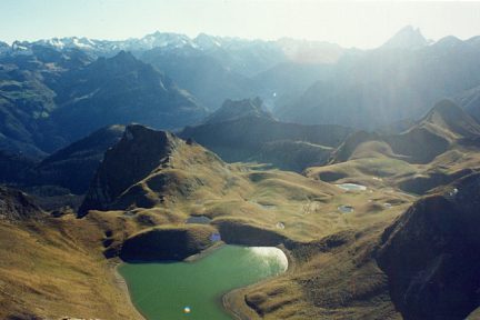 Montagnon d'Iseye (2173 m) : lac et laquets sous le pic du Midi d'Ossau