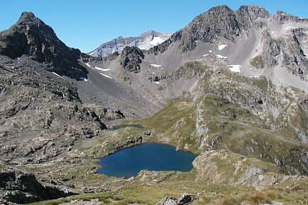 Lac Couy et le Vignemale encadré par Estom Soubiran et Labas