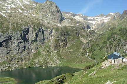 Lac et refuge d'Espingo vus depuis le col d'Espingo